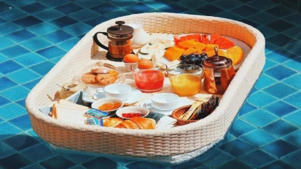 Bữa ăn nhẹ khi ngâm mình bên bể bơi