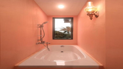 Bồn tắm được bố trí trong phòng