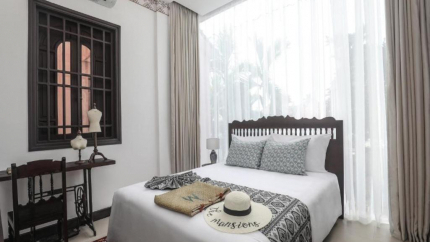 Cửa sổ cỡ lớn giúp phòng sáng