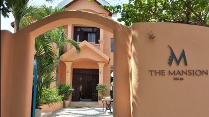 Phía trước The Mansion Hội An