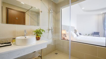 Phòng tắm thiết cùng tone màu trắng