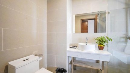 Phòng tắm với gam màu trắng làm chủ đạo