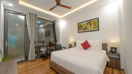 Deluxe King Balcony With Pool View