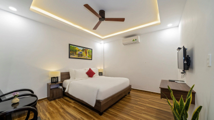 Deluxe King Balcony With Pool View