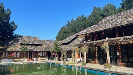 Bể bơi ngoài trời