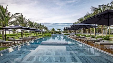 Bể bơi ngoài trời tại resort