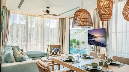 Không gian phòng khách nhìn ra hồ bơi
