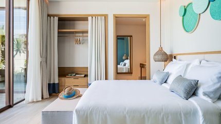 Phòng ngủ được thiết kế với không gian mở đón nắng