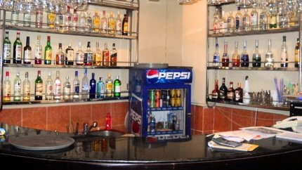 Quầy bar cạnh hồ bơi