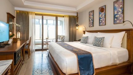 Sàn nhà lát gỗ, phòng có ban công