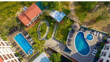 Góc nhìn từ trên cao xuống bao quát toàn cảnh khách sạn