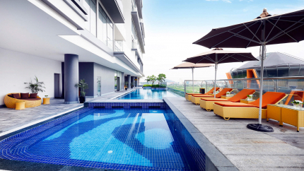 Bể bơi vô cực ngoài trời