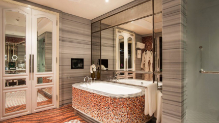 phòng tắm Reverie Romance Suite Room The Reverie Saigon