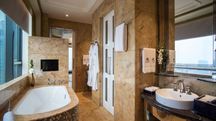 Grand Deluxe Bathroom Khách sạn The Reverie Saigon