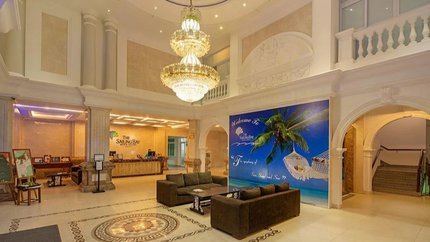 Không gian sảnh lễ tân rộng lớn và sang trọng