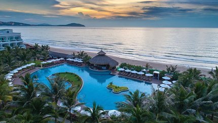 Bể bơi ngoài trời với diện tích lớn