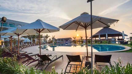 Bể bơi lúc bình minh