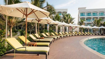 Hàng ghế nằm tắm nắng quanh hồ bơi