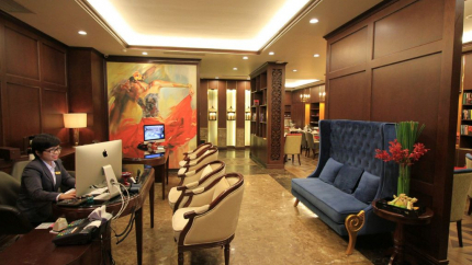 Quầy lễ tân tại khách sạn The Scarlett Huế