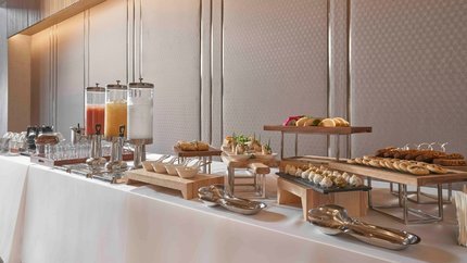 Quầy buffet đa dạng ẩm thực