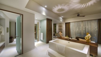 Phòng tắm bồn với không gian rộng