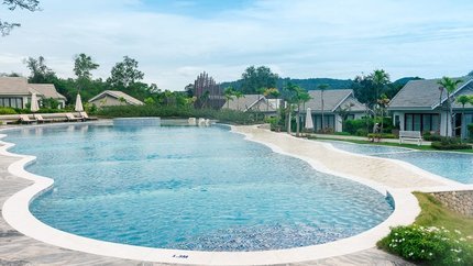 Hồ bơi ngoài trời