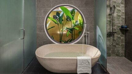 Đầy đủ bồn tắm và phòng tắm đứng