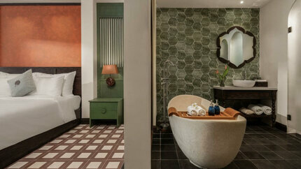 Ngăn cách phòng ngủ và bồn tắm bằng 1 bức tường