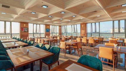 Nhà hàng với không gian rộng rãi sở hữu nhiều view đẹp .