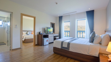 Phòng Deluxe Triple Tại Khách Sạn UMI Phú Quốc