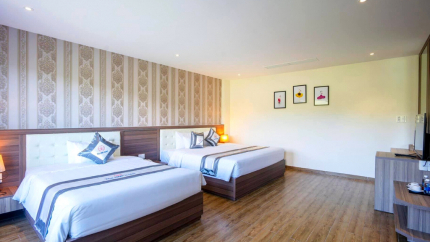 Phòng Deluxe Triple Tại The UMI Hotel