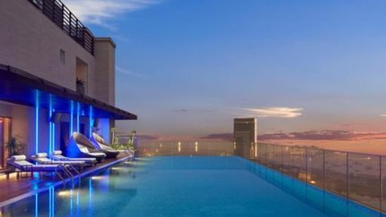 Bể bơi vô cực của khách sạn trên tầng 25