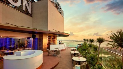 Không gian bể bơi tích hợp quán bar