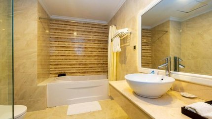 Phòng tắm rộng rãi đầy đủ tiện nghi