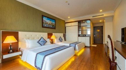 Phòng lát nền gỗ sang trọng lịch sự