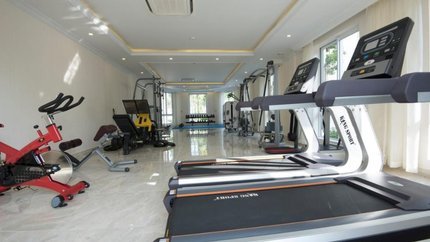 Phòng gym với máy móc hiện đại