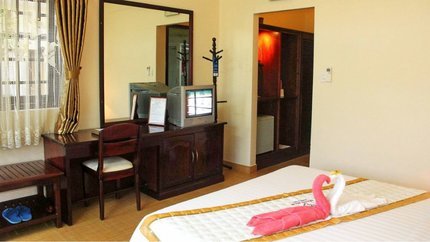 Sàn nhà lát gỗ, cửa sổ thông thoáng
