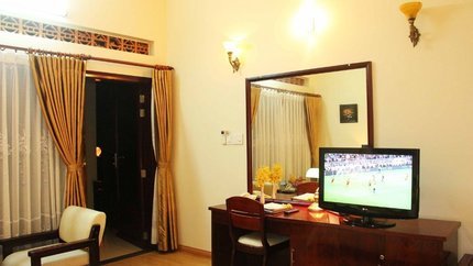 Tiện nghi đầy đủ, phòng có bàn làm việc