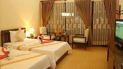 Thiết kế bắt mắt, phòng có bàn ghế cạnh ban công