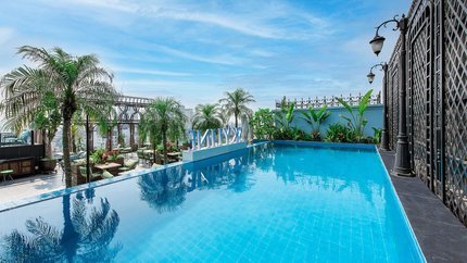 Hồ bơi ngoài trời