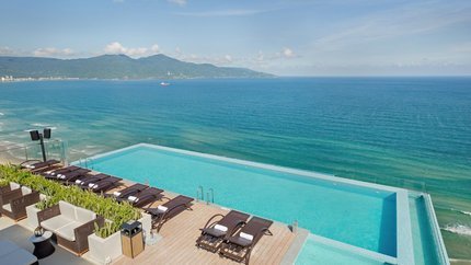 Bể bơi hướng ra biển