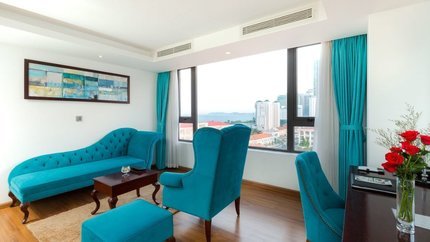 Phòng có ghế sofa và cửa sổ hướng ra thành phố