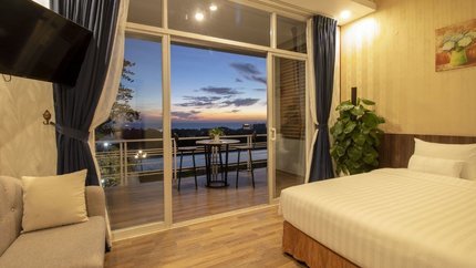 Khung cảnh hoàng hôn tuyệt đẹp nhìn từ ban công phòng