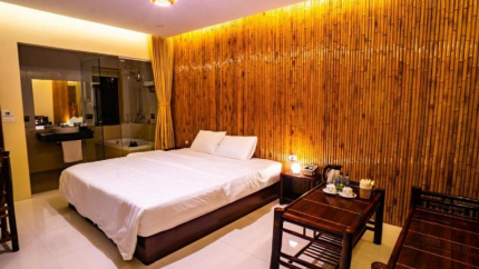 Phòng Có Giường Siêu Lớn Nhìn Bể Bơi Trang An Retreat