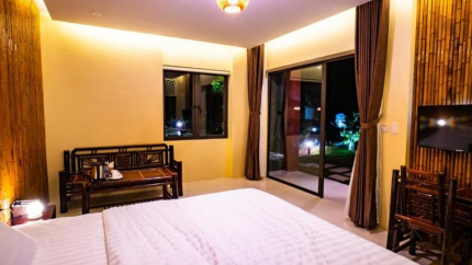 Phòng Có Giường Siêu Lớn Nhìn Bể Bơi Khu Nghỉ Dưỡng Trang An Retreat 3*