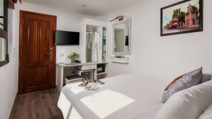 Phòng Deluxe Double Lake View Trang Trang Premium Hà Nội Hotel