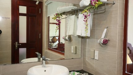 Phòng tắm được trang trí rất lãng mạn