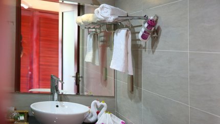 Phòng tắm được bày trí lãng mạn