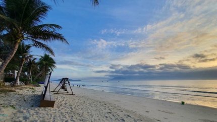 Bãi cát dài trắng mịn