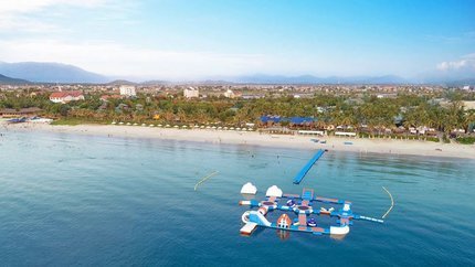 Toàn cảnh bãi biển riêng cùng khu vui chơi trên biển